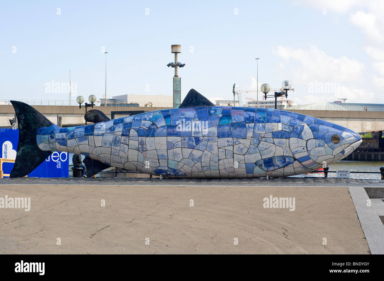 Il 'Big Fish' situato a Donegall Quay in Belfast City Centre. Foto Stock