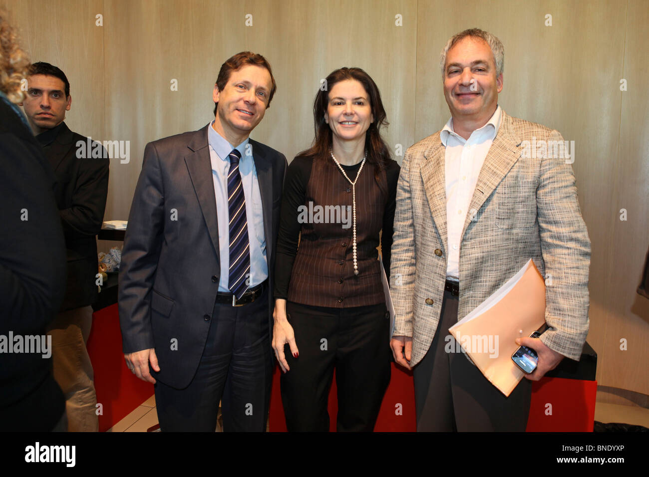 Isaac 'Buji' Herzog (sinistra) Ofra Strauss (centro) e Erez Vigodman (destra) Foto Stock