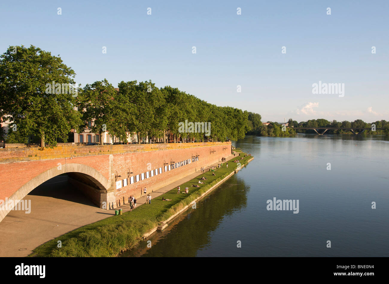Riva del fiume Garonne a Tolosa, Haute-Garonne, Occitanie, Francia Foto Stock