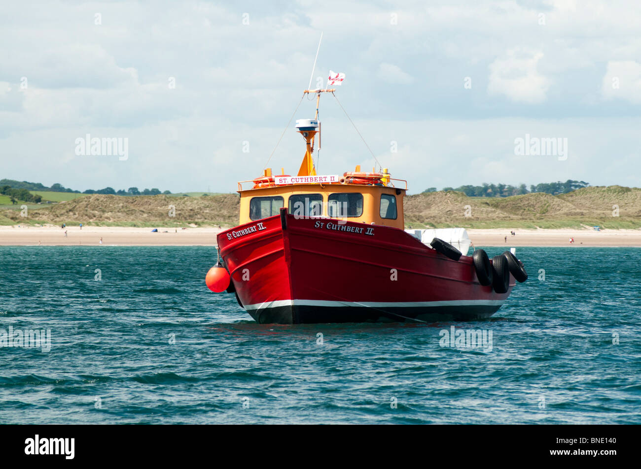 Uno di Billy Shiel's barche ancorate nella parte anteriore interna di farne Foto Stock