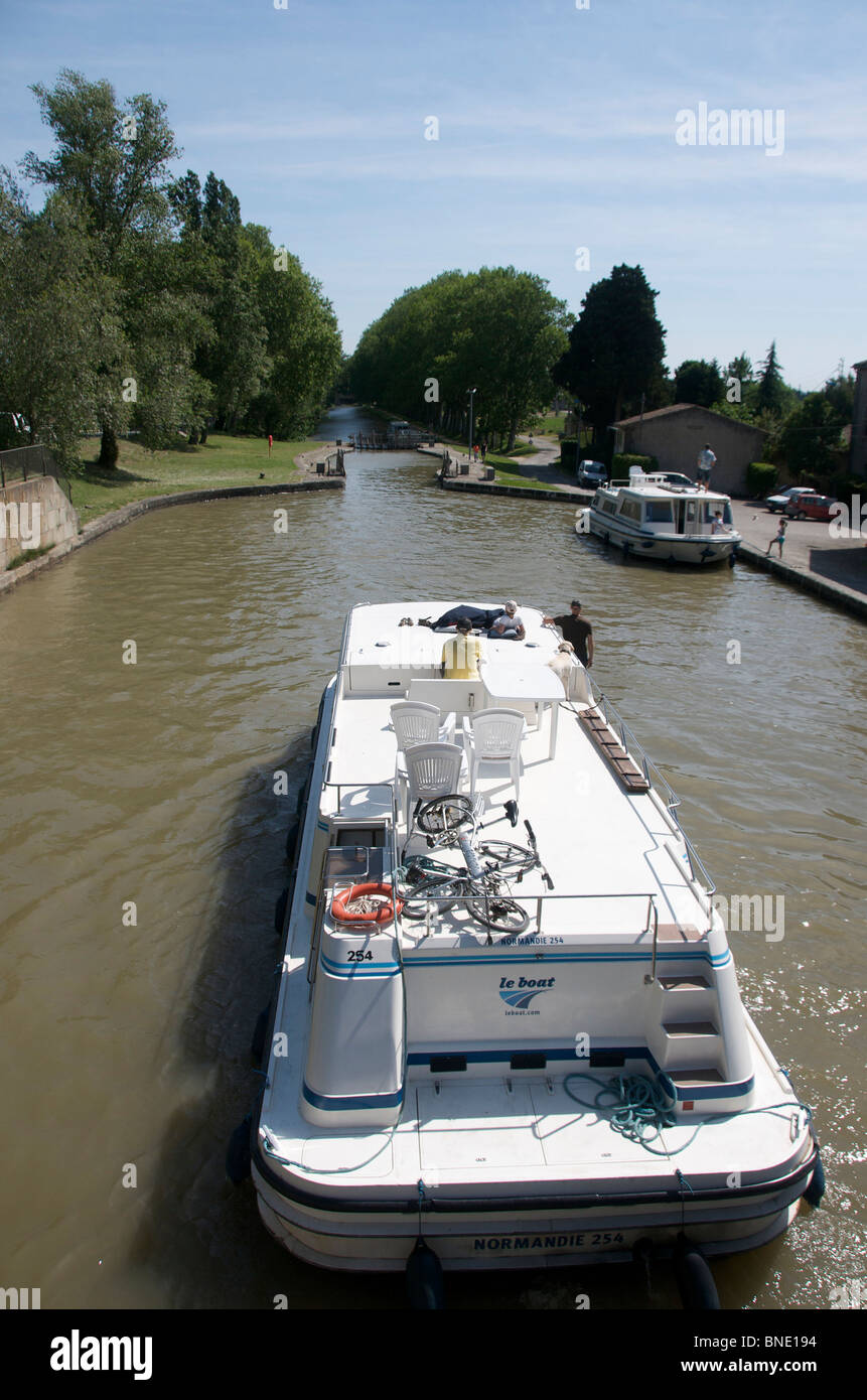 Canal Boat barcone sul Canal du Midi nei pressi di Carcassonne. Languedoc. Francia Foto Stock