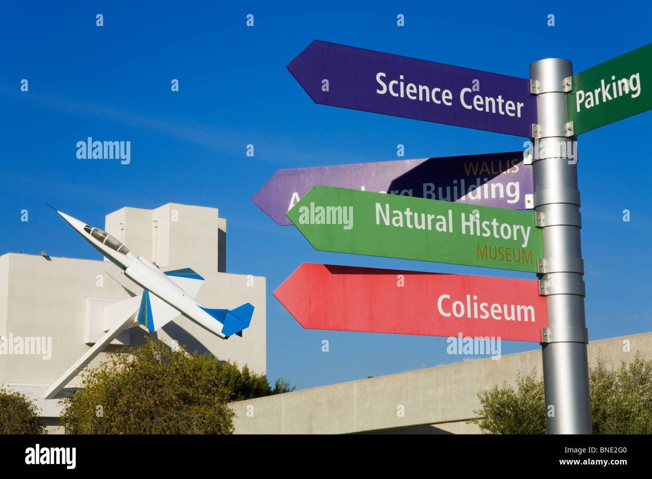 Basso angolo vista della segnaletica direzionale, Exposition Park, Parco di Università, Los Angeles, California, Stati Uniti d'America Foto Stock