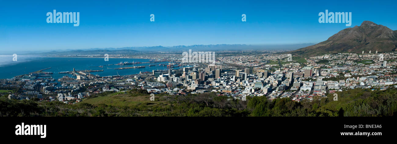 Vista panoramica da Devil's Peak a V%A Waterfront a Città del Capo in Sud Africa Foto Stock