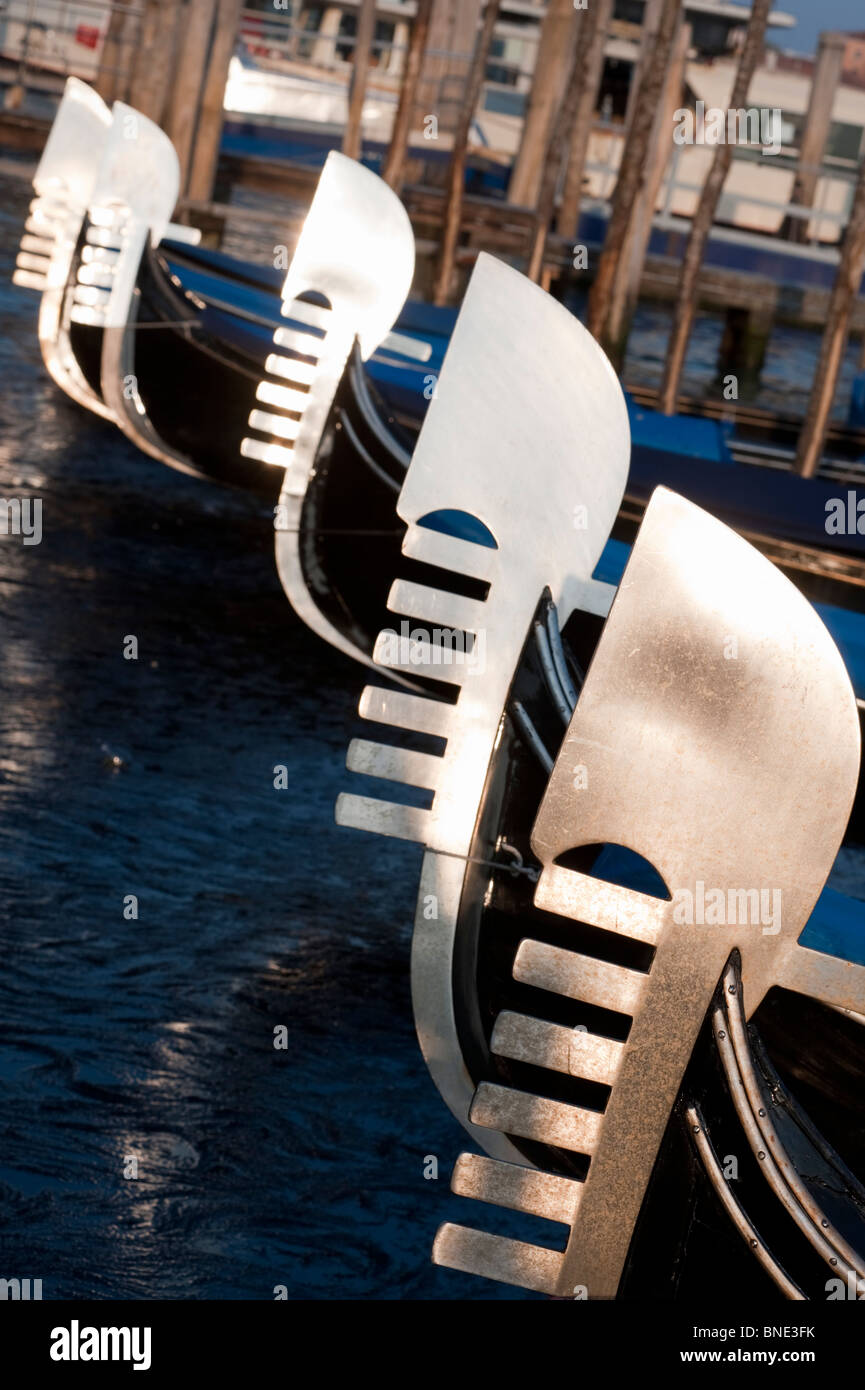 Serata sole che splende su prows delle gondole ormeggiato sul Canal Grande a Venezia Italia Foto Stock