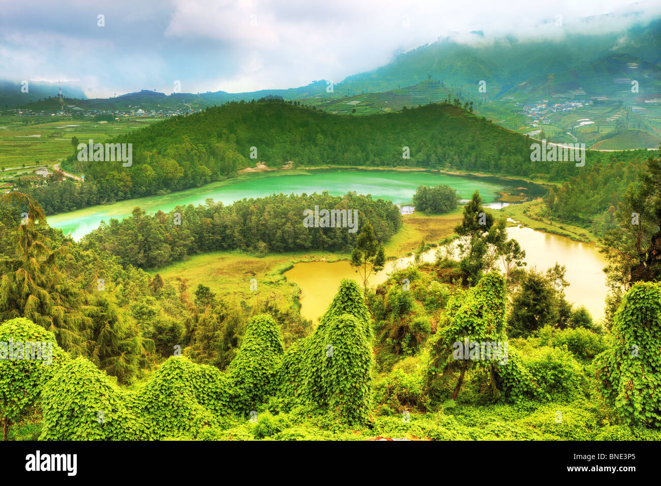 Laghi Telaga Warna e Cisaat al plateau Dieng Foto Stock