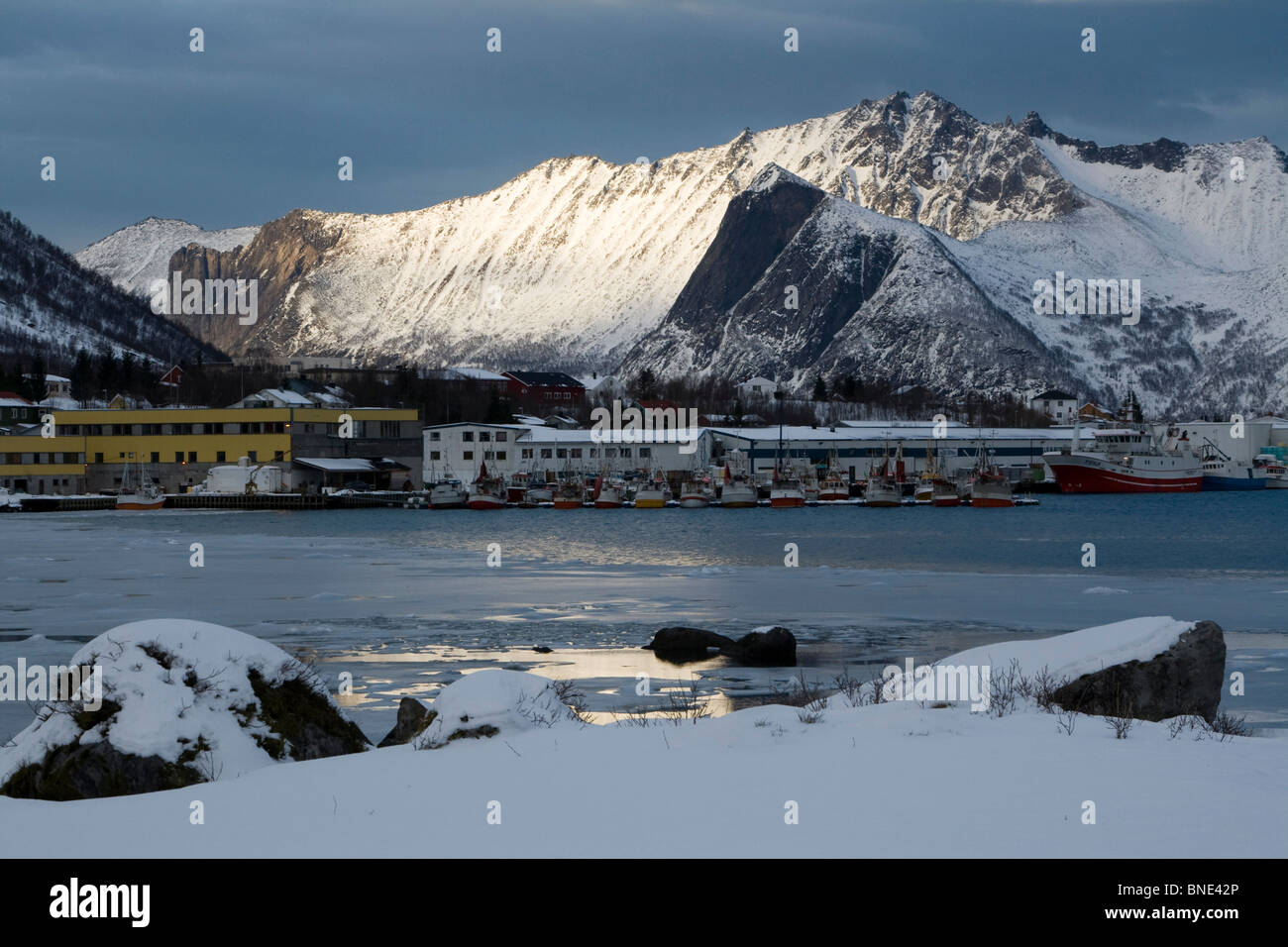 Mefjordbotn pesca costiera borgo incastonato tra le montagne senja inverno artico Norvegia Foto Stock