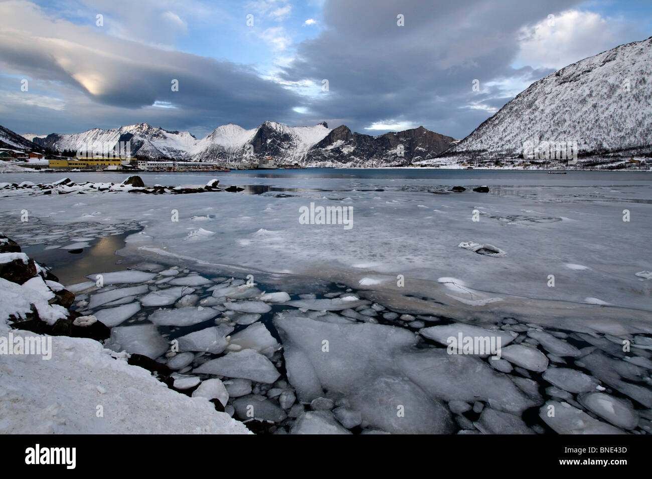 Mefjordbotn pesca costiera borgo incastonato tra le montagne senja inverno artico Norvegia Foto Stock