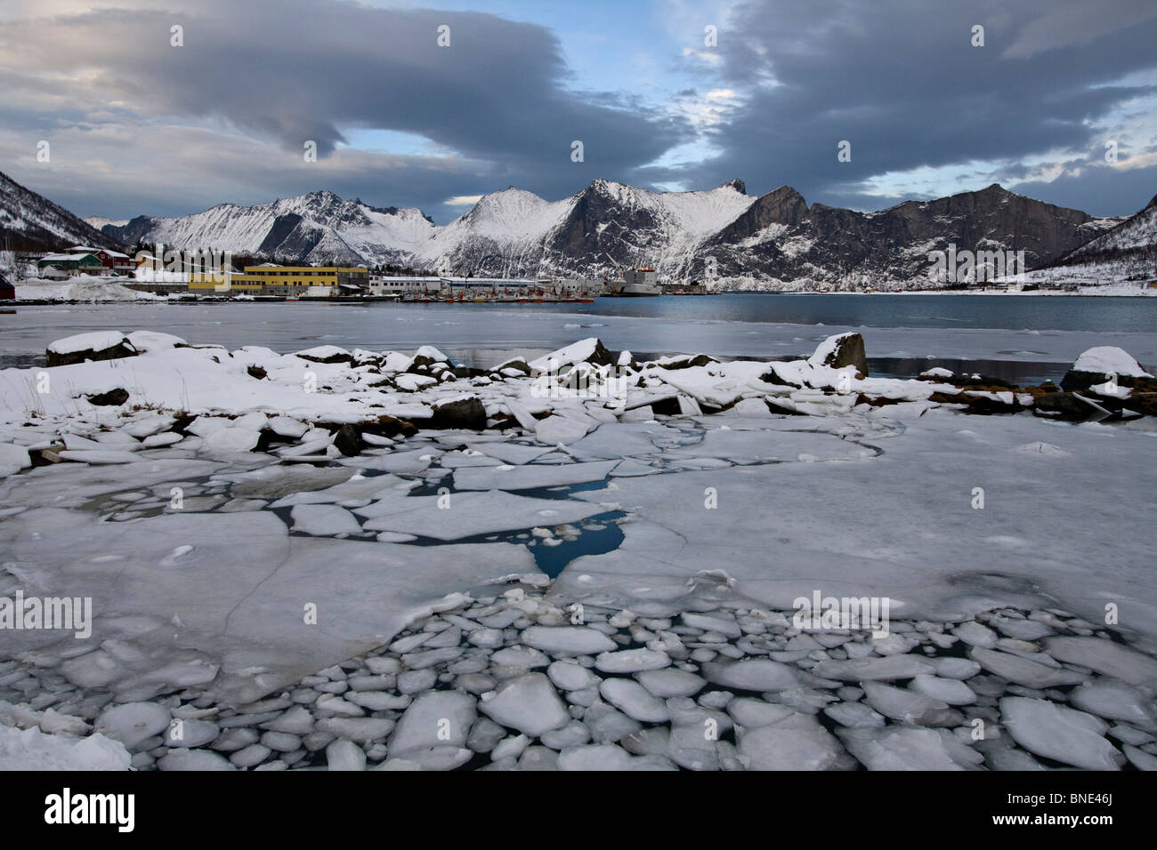 Mefjordbotn pesca costiera borgo incastonato tra le montagne senja inverno artico Norvegia Foto Stock