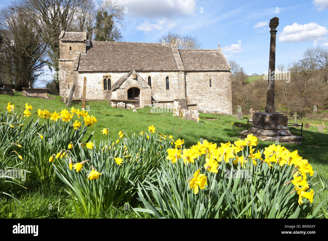 Primavera a Sassone la chiesa di St Michael nel villaggio Costwold di Duntisbourne Rouse, Gloucestershire Foto Stock