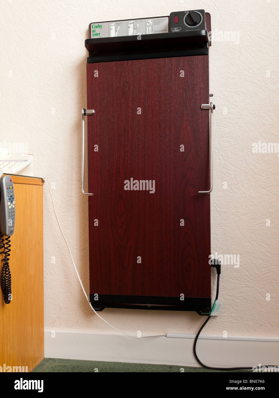 Corby pressa pantaloni utilizzati per la pressatura di pantaloni in una camera di hotel Foto Stock