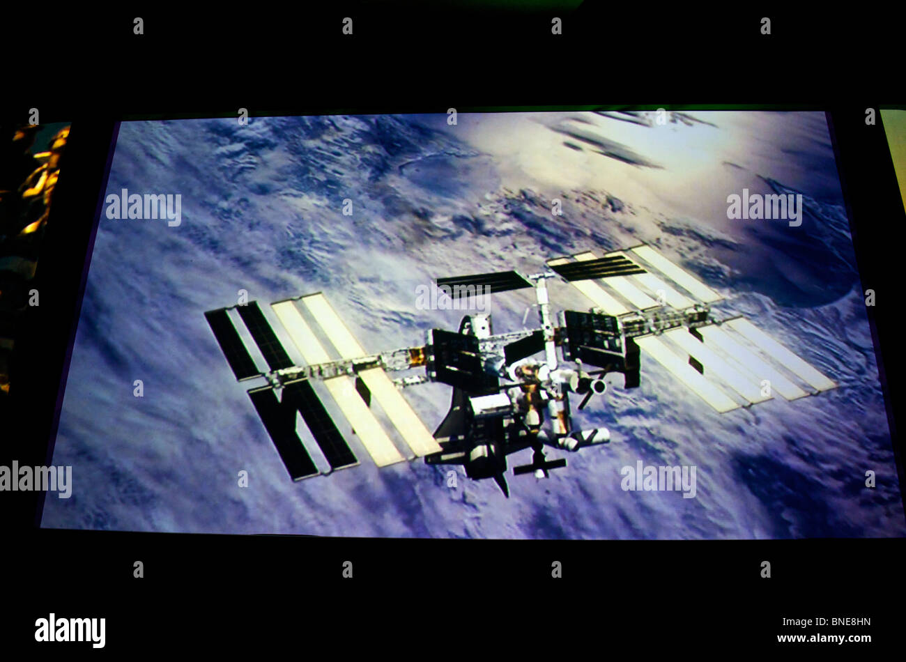 Tv sullo schermo trasmesso dallo spazio al centro dello spazio, NASA, Houston, Texas, Stati Uniti d'America Foto Stock
