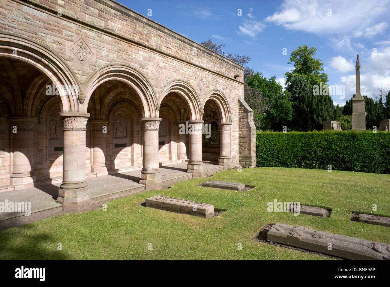 Kelso Abbey Scottish Borders Regno Unito - The Roxburghe corsia vista esterna con Innes-Kerr tombe di famiglia Foto Stock