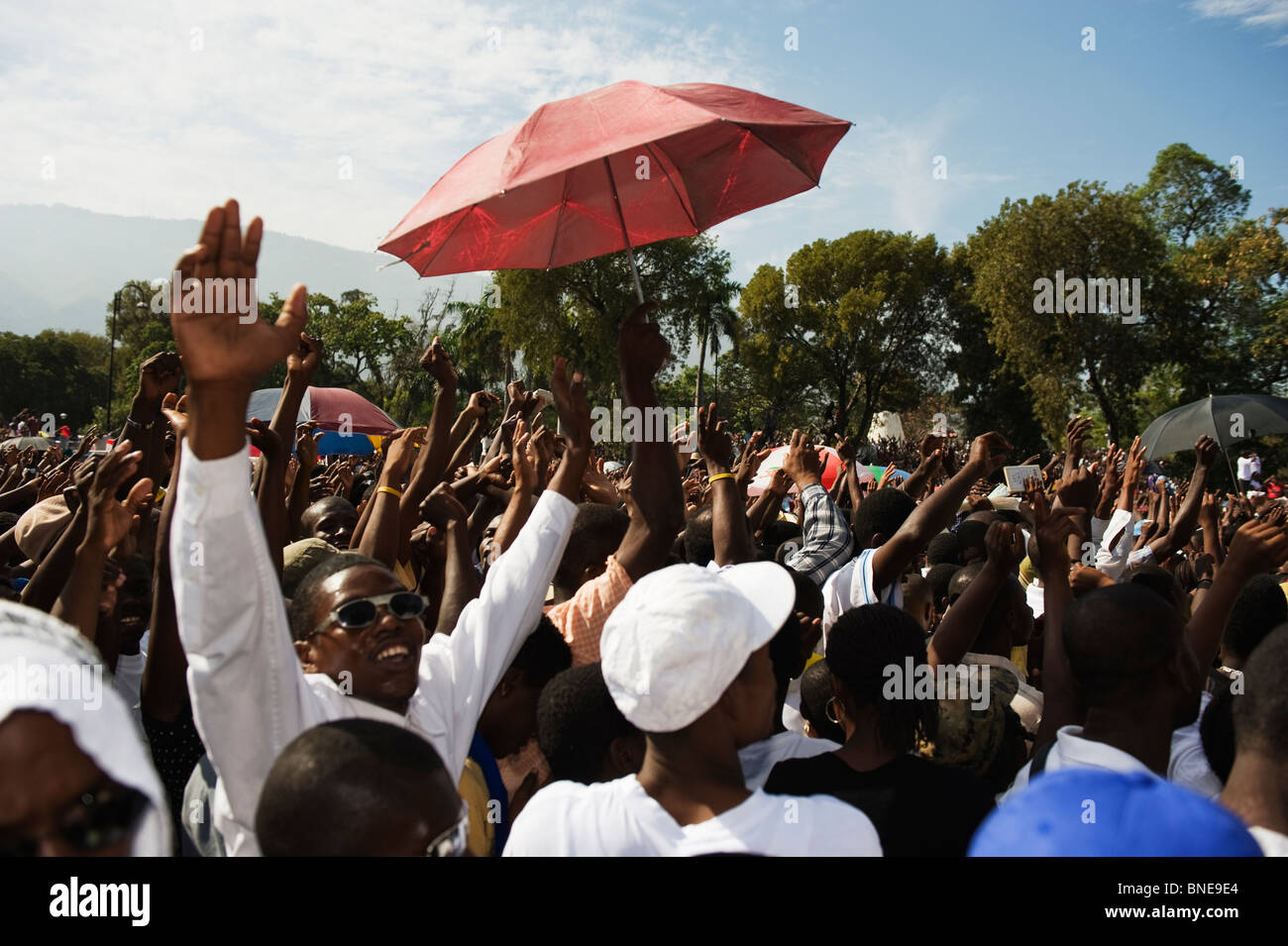 Il memorial day celebrazione 1 mese dopo il gennaio 2010 terremoto, Port-au-Prince, Haiti, dei Caraibi Foto Stock