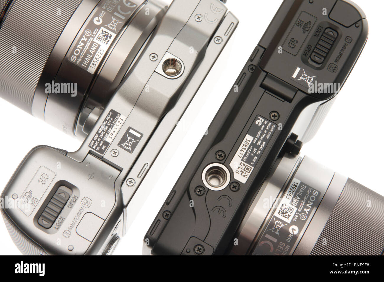 Sony Alpha NEX system - le piastre di base di NEX-5 e NEX-3 mostra metallo rispetto alla costruzione in plastica Foto Stock