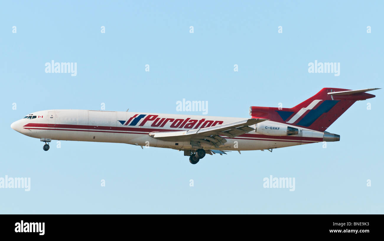 Un Kelowna Flightcraft Air Charter Boeing 727 cargo jet in livrea Purolator sull approccio finale per lo sbarco a Vancouver Airport. Foto Stock