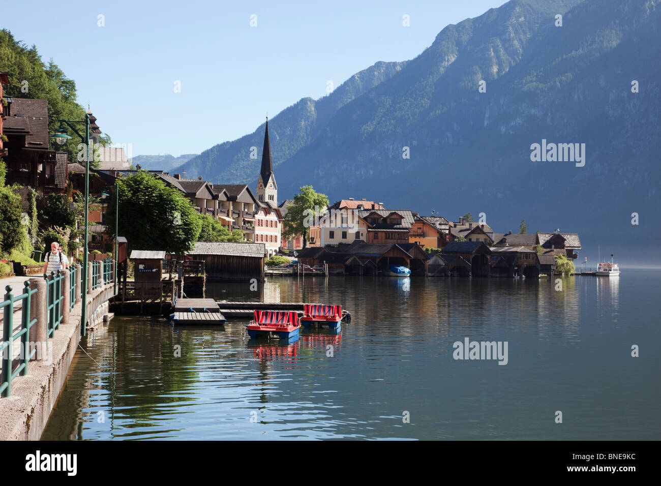 Hallstatt, Salzkammergut, Austria. Vista lungo la passeggiata lungomare dal lago Hallstattersee in eredità di mondo lakeside town Foto Stock