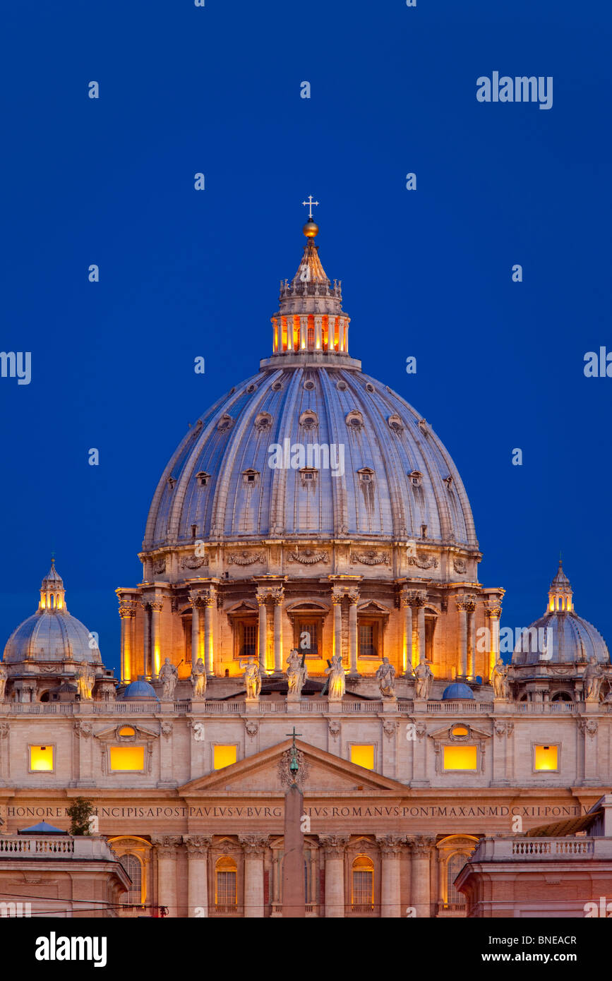Disegnata da Michelangelo e la splendida cupola della Basilica di San Pietro appena prima dell'alba, Roma Lazio Italia Foto Stock