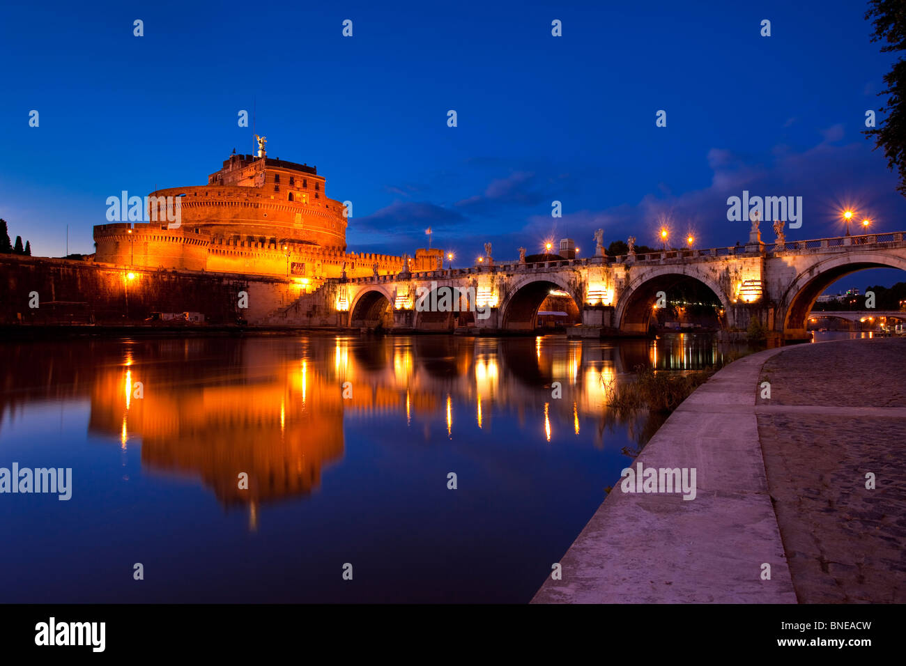 Castel e Ponte Sant Angelo oltre il fiume Tevere al tramonto, Roma Lazio Italia Foto Stock
