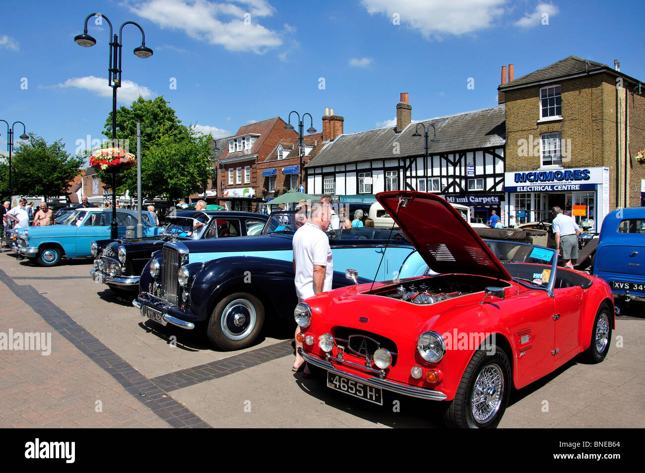 Classic Car Rally nel centro città, Hoddesdon Hertfordshire, England, Regno Unito Foto Stock
