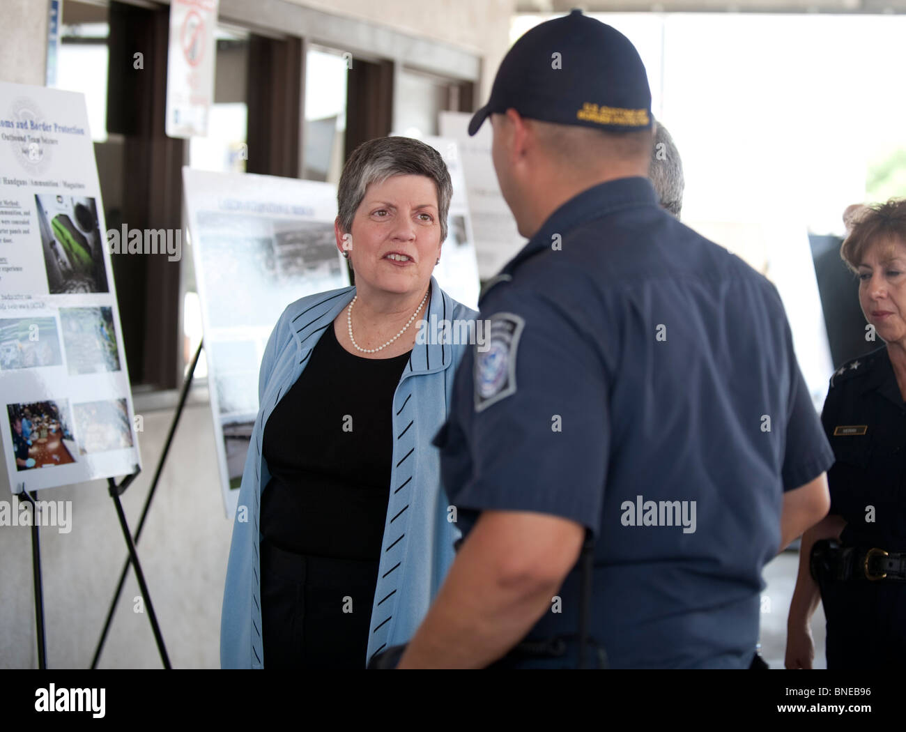 Stati Uniti Il Segretario del Dipartimento per la Sicurezza Interna Janet Napolitano tours il Laredo, Texas, la porta di entrata Foto Stock