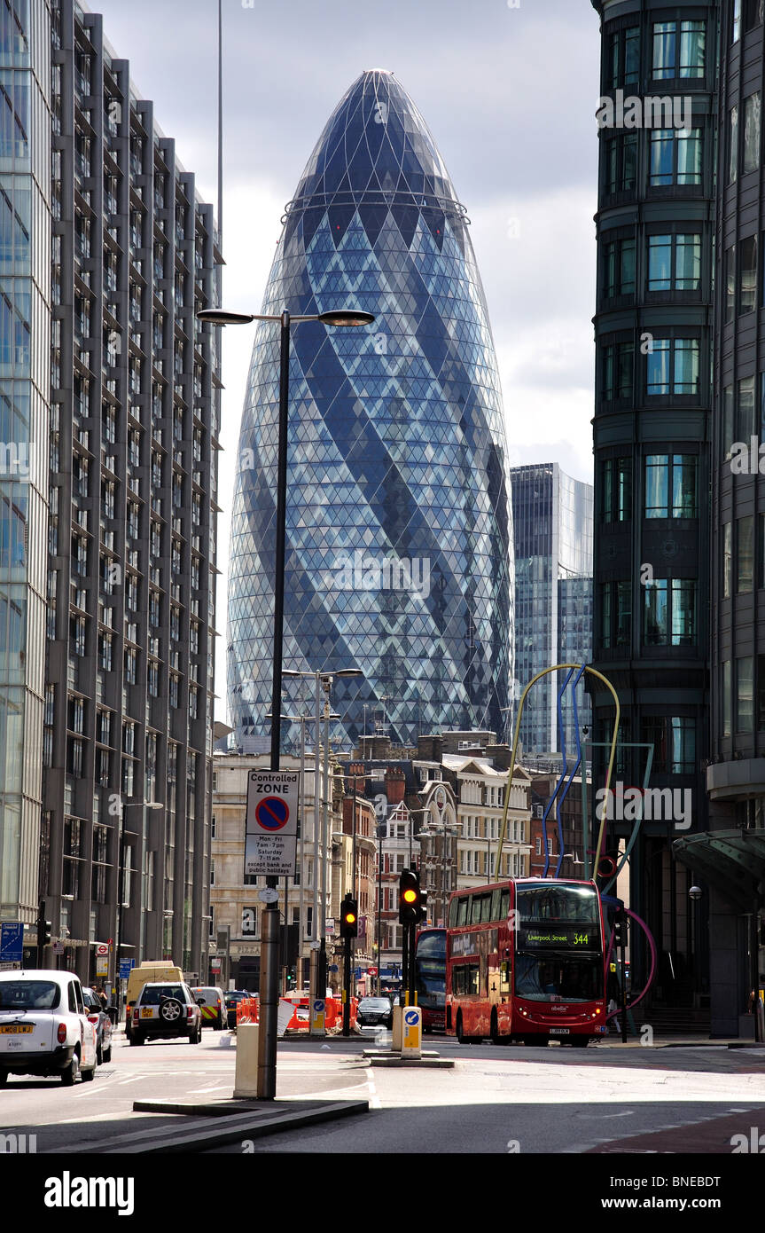 Bishopsgate mostra Gherkin Building, City of London, Greater London, England, Regno Unito Foto Stock