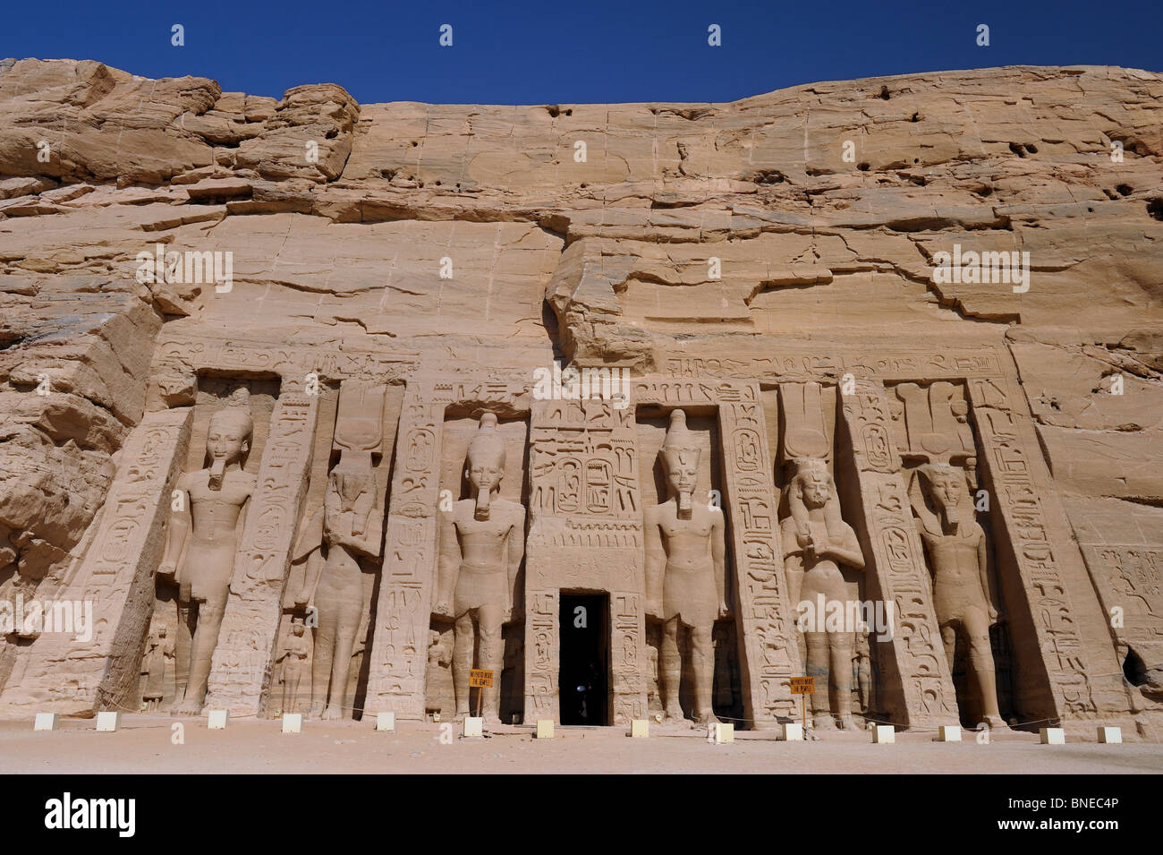 La facciata della Nefertari tempio di Abu Simbel Foto Stock