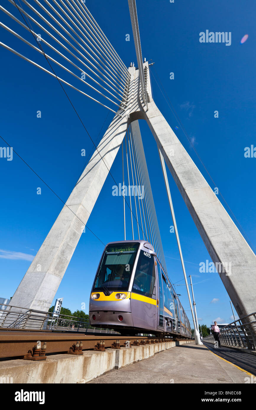 Attraversamento del tram Luas, bridge, Dundrum, Dublino, Irlanda. Foto Stock