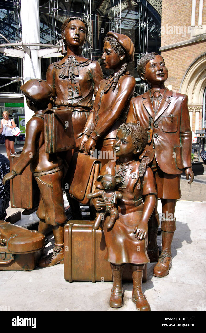 "I bambini del Kindertransport' statua, Speranza Square, Liverpool Street Station, City of London, Londra, Inghilterra, Regno Unito Foto Stock