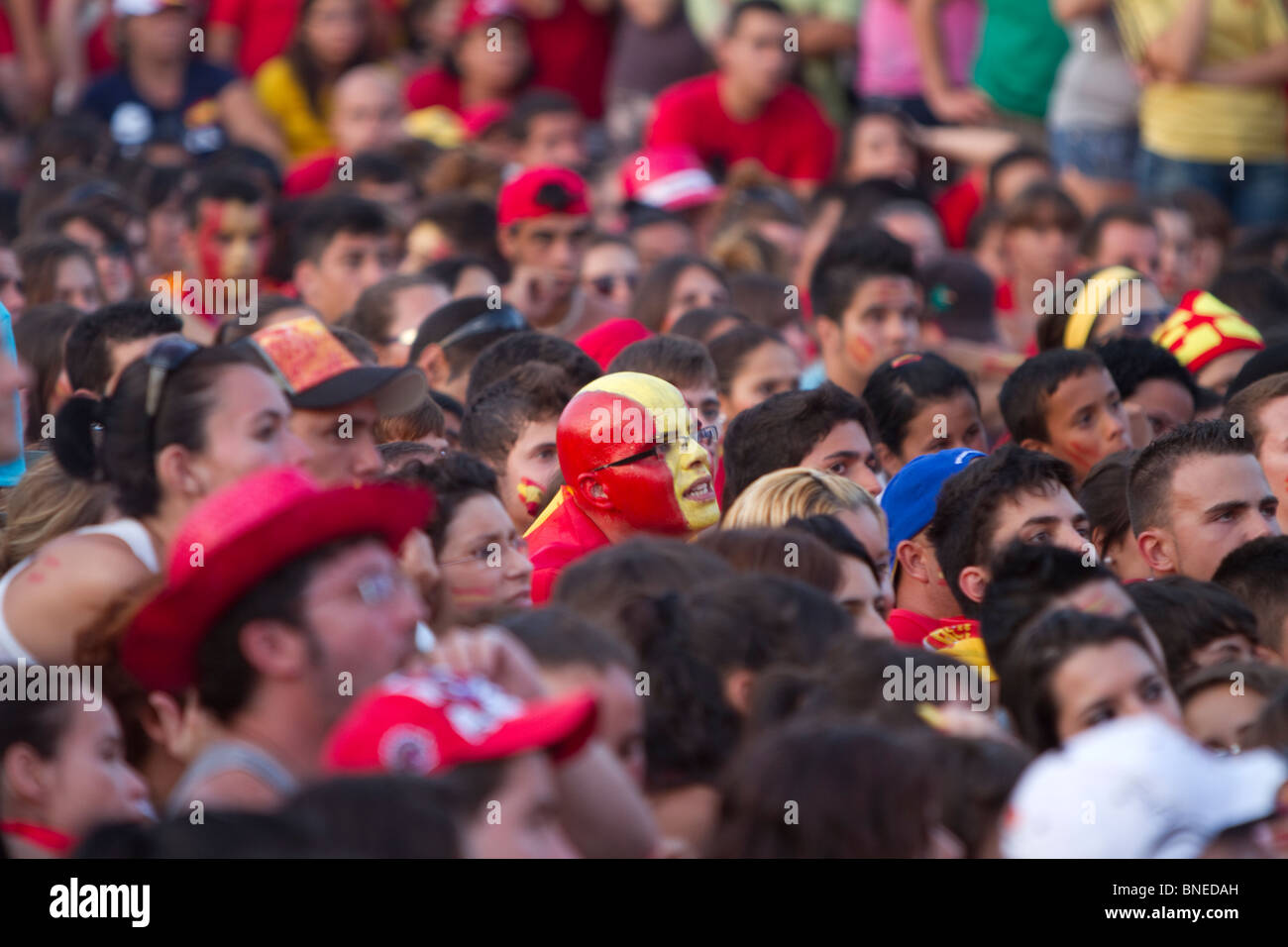 Lo spagnolo tifosi di calcio il tifo per la loro squadra in un public viewing in Las Palmas di Gran Canaria. Foto Stock