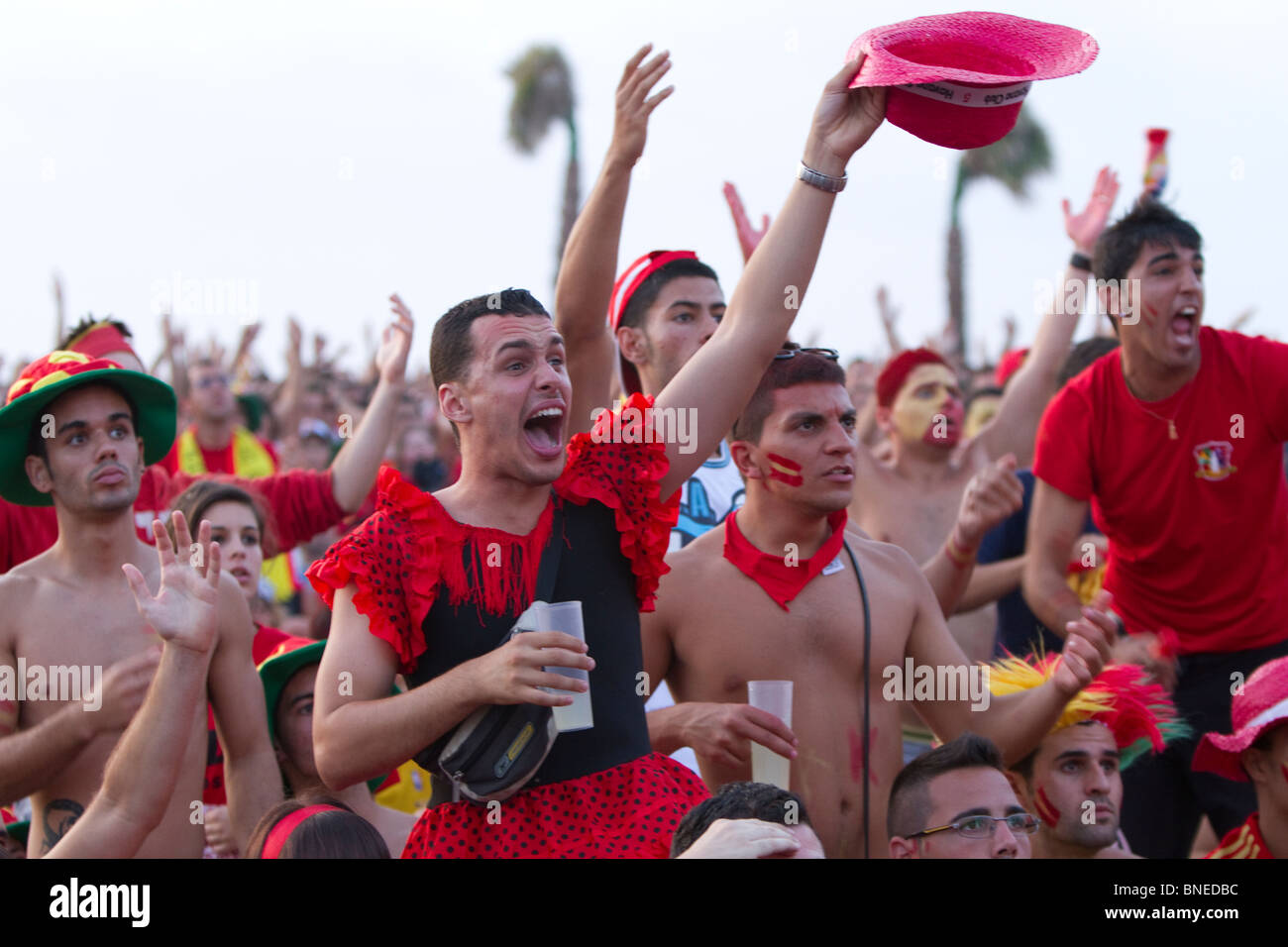 Lo spagnolo tifosi di calcio il tifo per la loro squadra in un public viewing in Las Palmas di Gran Canaria. Foto Stock