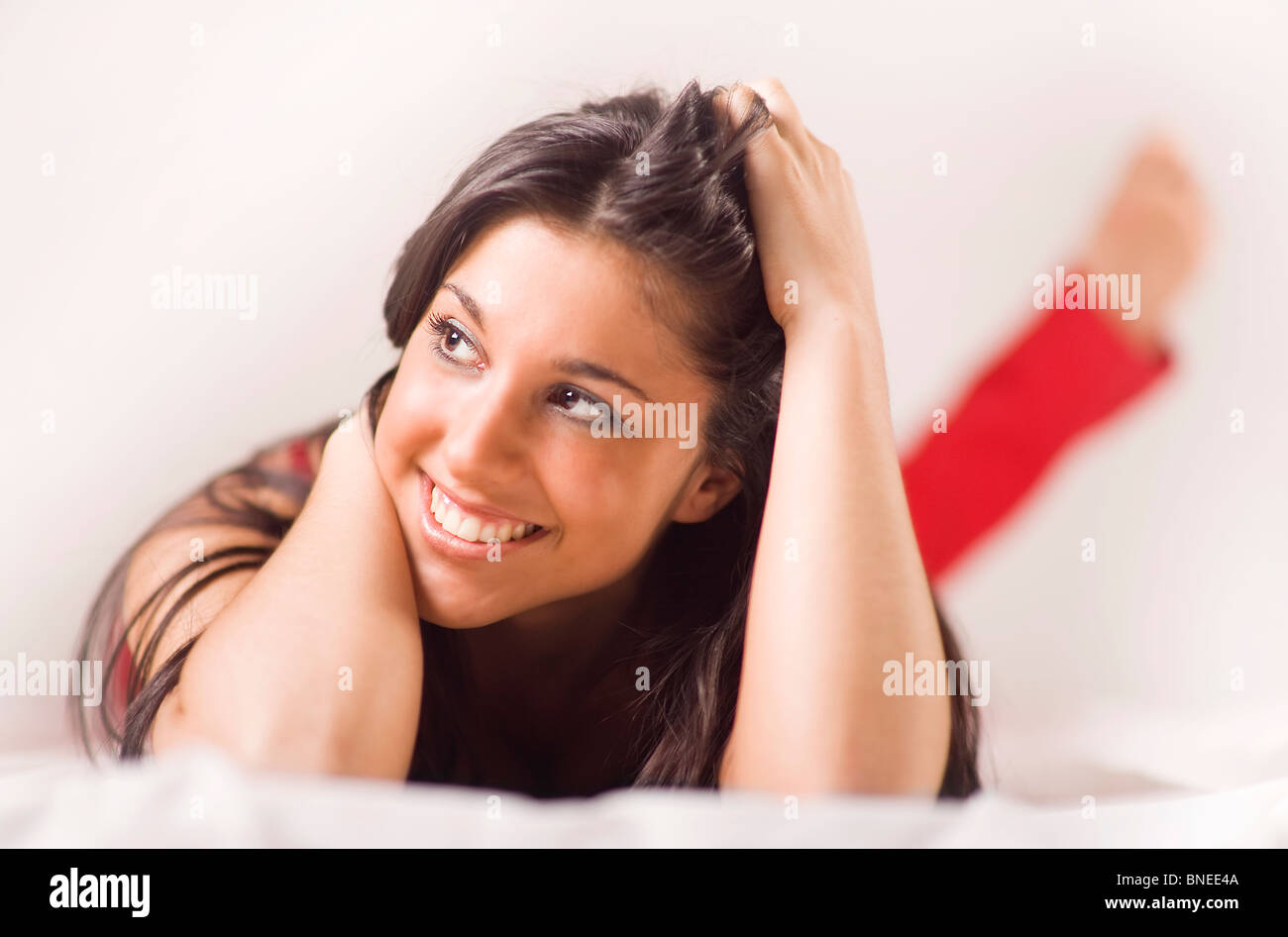 Attraente giovane seducente brunette girl posa sul pavimento Foto Stock