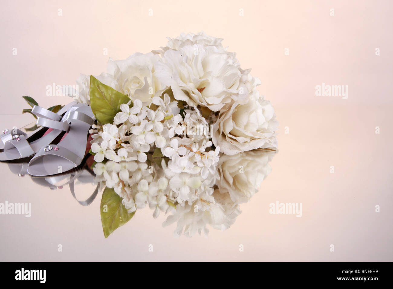 Bomboniera e mazzo di fiori Foto Stock