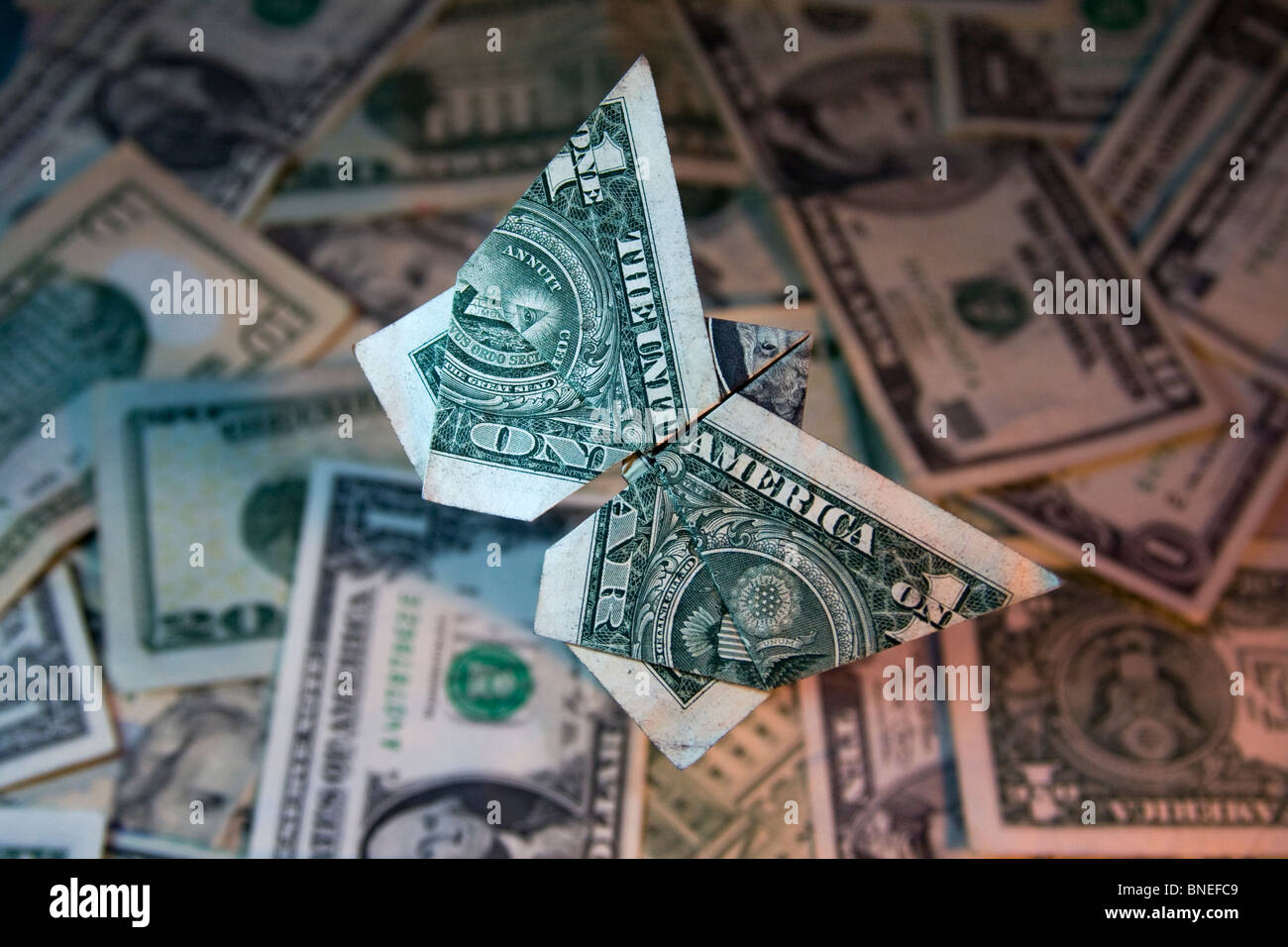 Origami Dollaro Butterfly Flying oltre il denaro. Foto Stock