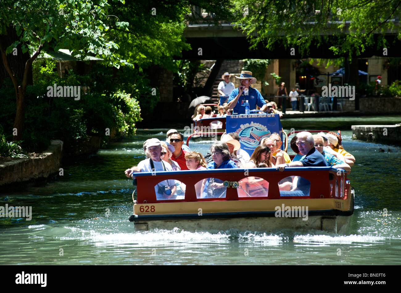 Turisti in crociera in barca Gita turistica, il fiume a piedi, San Antonio, Texas, Stati Uniti d'America Foto Stock