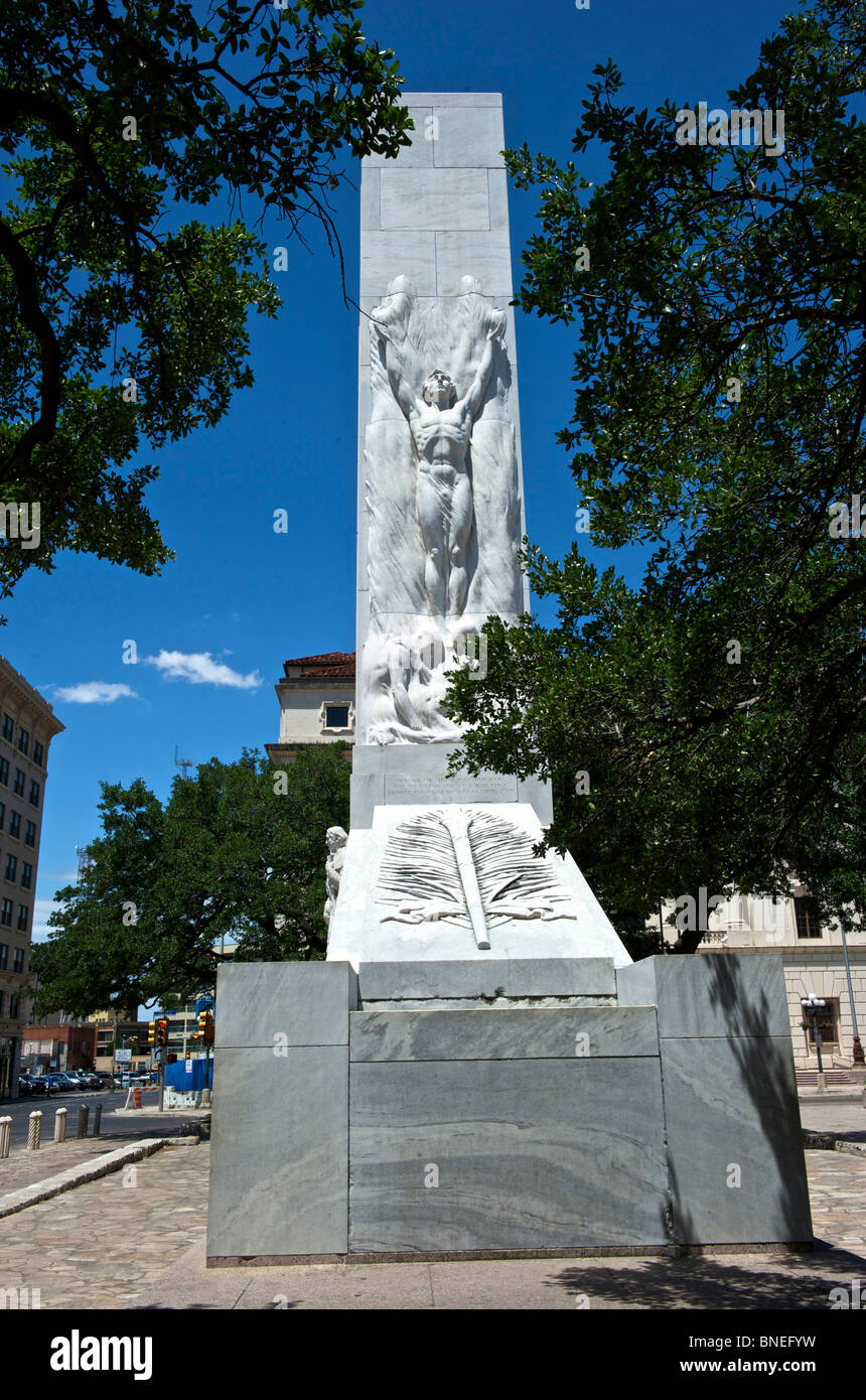 Vista del Memorial a eroi del Texas indipendenza di fronte Alamo Plaza, San Antonio, Texas, Stati Uniti d'America Foto Stock