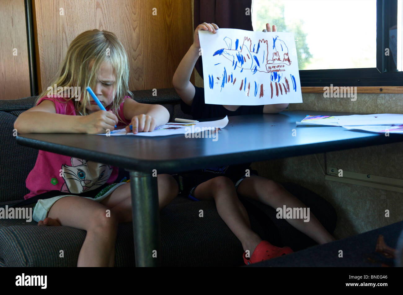 Fratello e Sorella di disegno in un camper RV, Texas, Stati Uniti Foto Stock