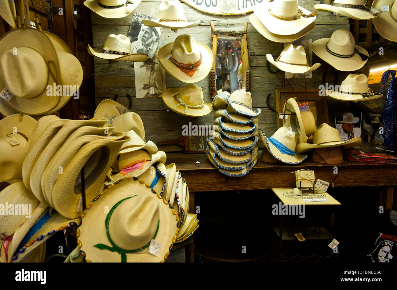 Luckenbach souvenir shop vende cappelli da cowboy Hill Country, Texas, Stati Uniti d'America Foto Stock