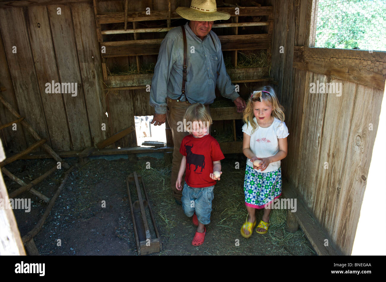 Bambini con nonni a Sauer Beckman fattoria della LBJ storico Park Hill Country, Johnson City, Texas, Stati Uniti d'America Foto Stock