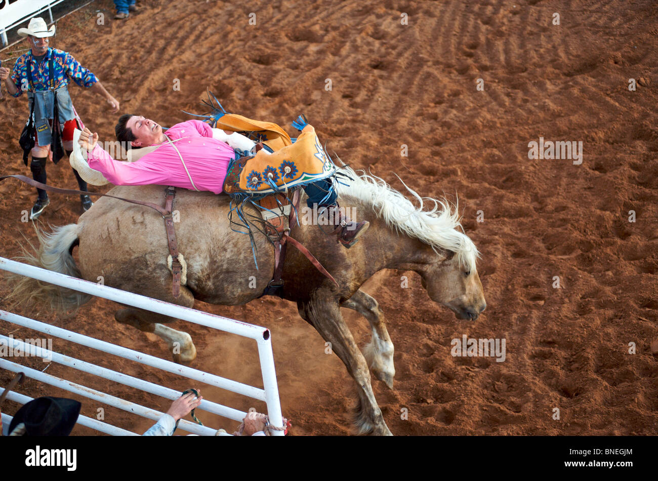 Rodeo membro di PRCA perdere equilibrio sul cavallo in Smalltown Bridgeport, Texas, Stati Uniti d'America Foto Stock