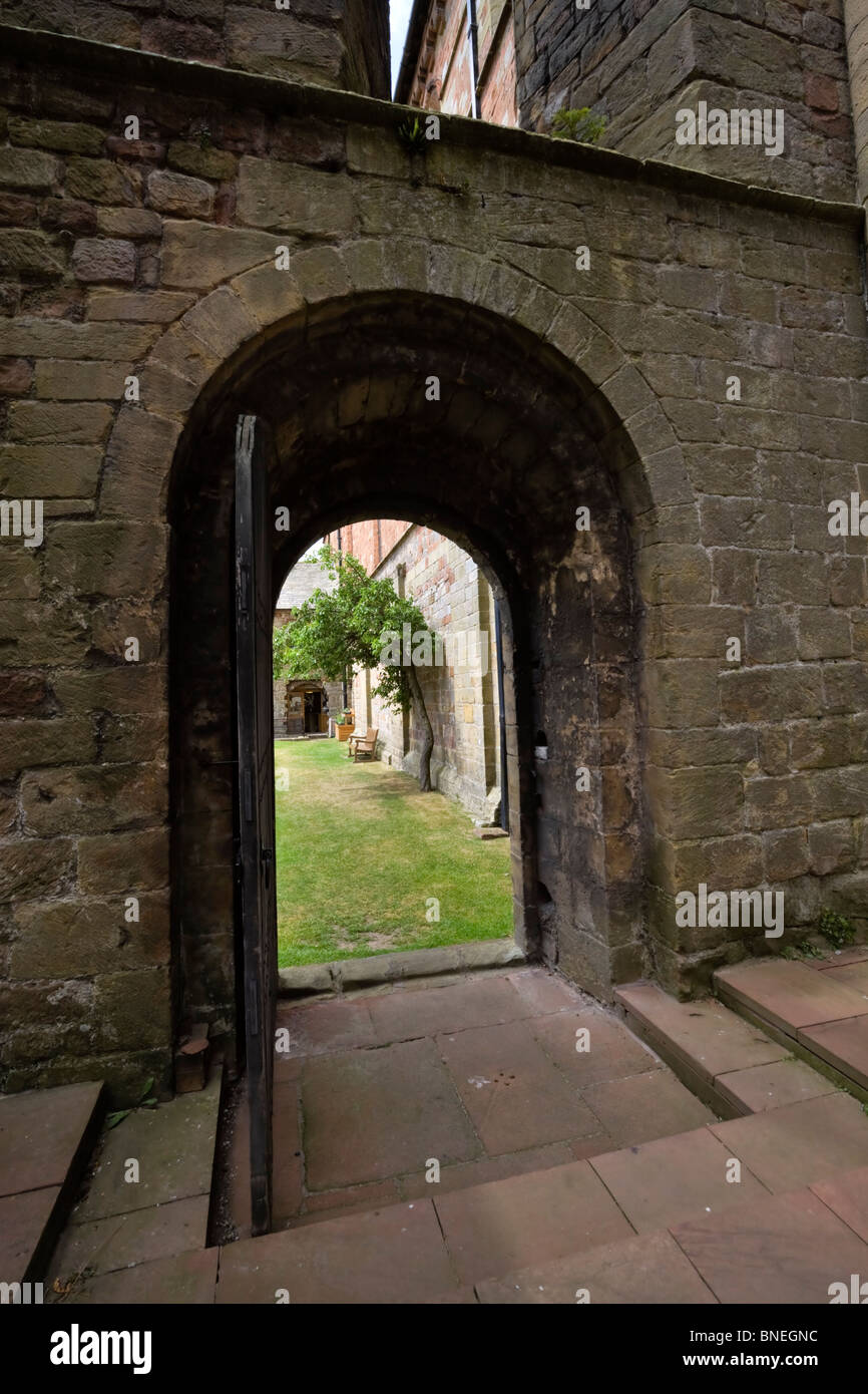 Lanercost Priory fu fondata nel XII secolo, costruita prevalentemente in pietra prese dalle vicinanze del Vallo di Adriano. Foto Stock