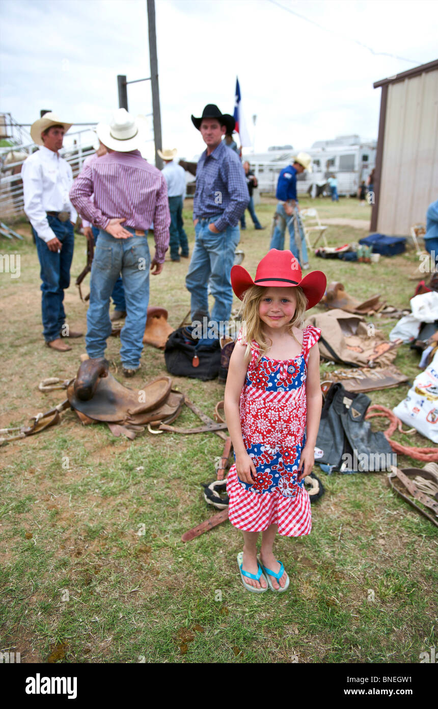 Sei giovani anno cowgirl in posa come cowboy di PRCA Rodeo in piedi dietro le quinte a Smalltown, Bridgeport, STATI UNITI D'AMERICA Foto Stock