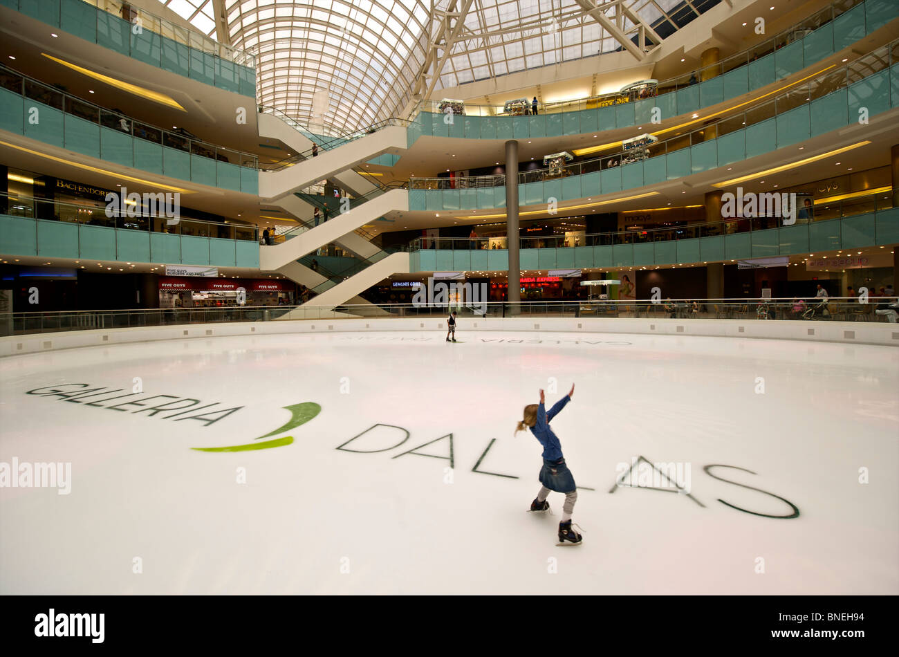 Ragazza il pattinaggio su ghiaccio-anello di pattinaggio presso la galleria shopping mall a Dallas, Texas, Stati Uniti d'America Foto Stock