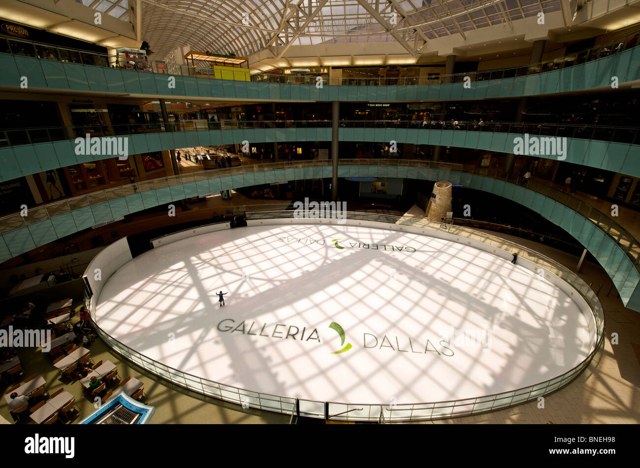 Vista del pattinaggio su ghiaccio ring a galleria shopping mall a Dallas, Texas, Stati Uniti d'America Foto Stock