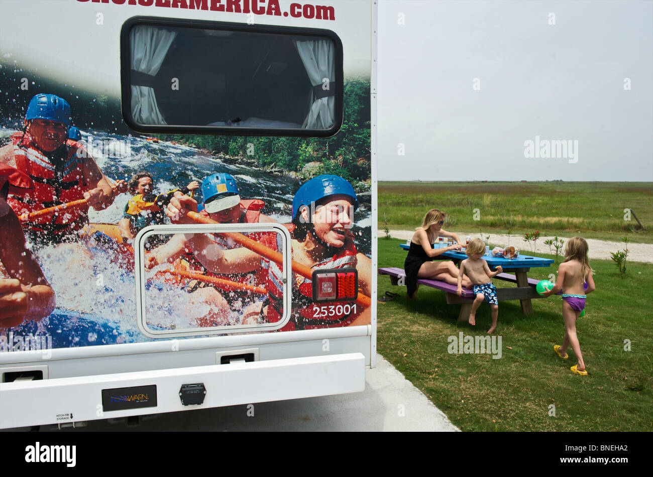 Famiglia con noleggio camper e caravan su RV beach in Galveston, Texas, Stati Uniti d'America Foto Stock