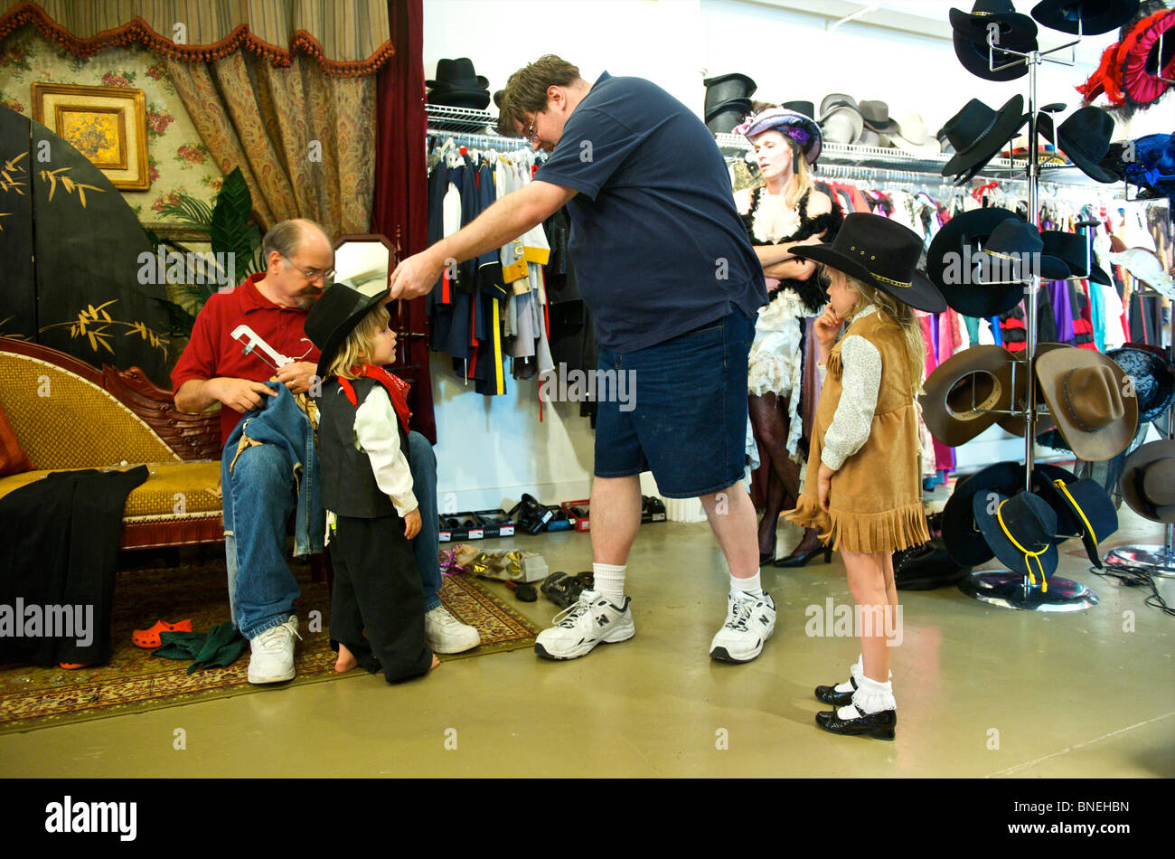 Famiglia turistica prepararsi in stile western abbigliamento a Wildwest per foto riprese in Galveston, STATI UNITI D'AMERICA Foto Stock