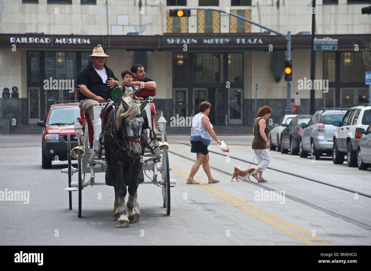 Famiglia a cavallo carrello downtown in Galveston, Texas, Stati Uniti d'America Foto Stock