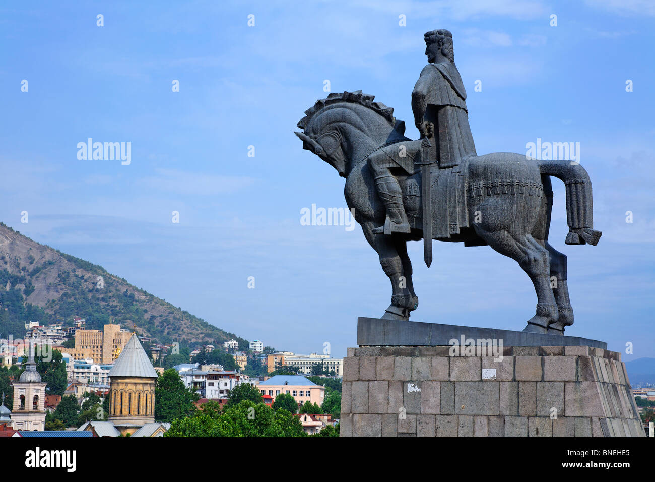 Statua di re Gorgasali affacciato sulla città, Avlabari, Tbilisi, Georgia Foto Stock