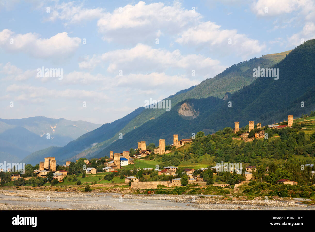 Difensiva torri in pietra, Mestia, Svaneti nel grande montagne del Caucaso, Georgia Foto Stock