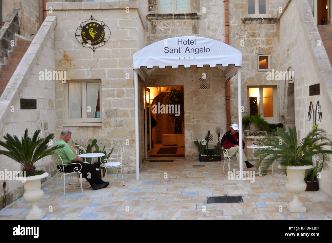 Restaurata facciata per ex Matera grotte dei Sassi ora dimora Hotel Sant Angelo Foto Stock