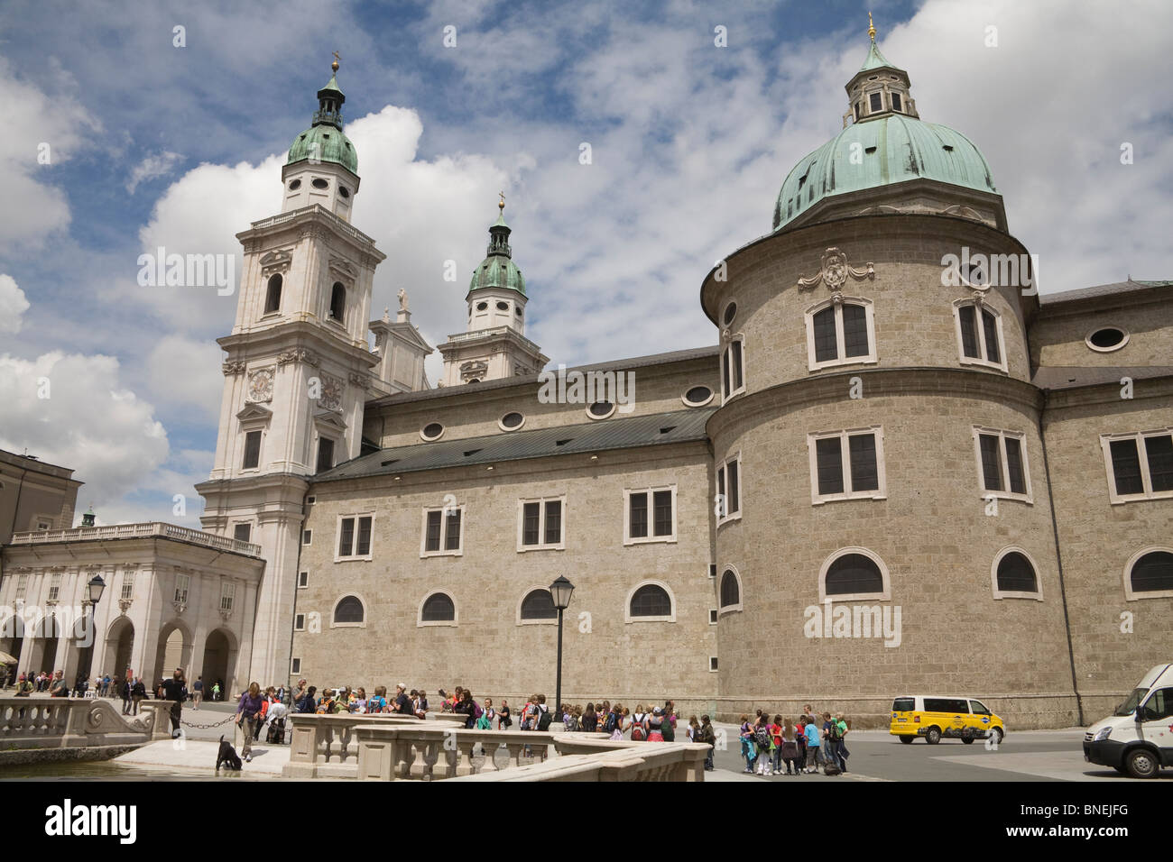 Salzburg Austria UE guardando attraverso Kapitel Platz alla cattedrale Dom con un gruppo di bambini di una scuola di viaggio Foto Stock